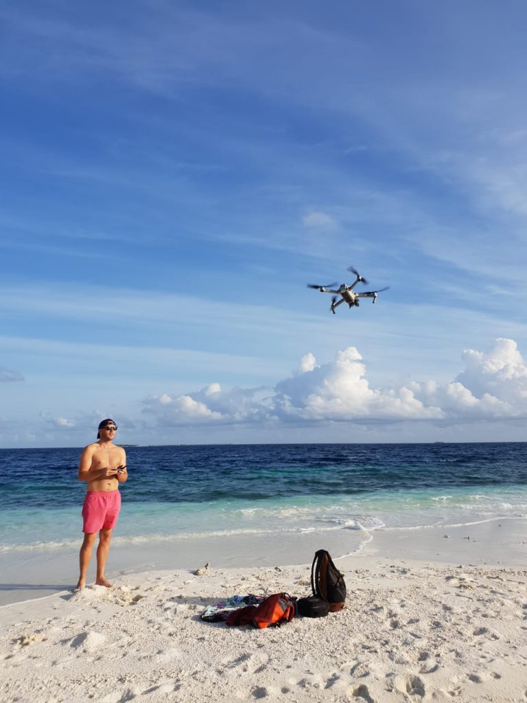 homme pilote un drone sur la plage vincent thepaut