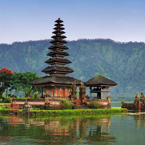 temple lombok indonesie sur l'eau vincent thepaut