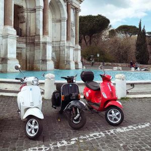 3 scooters dans les rues de rome italie vincent thepaut