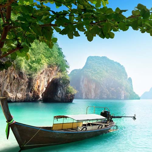bateau sur mer turquoise en asie thailande vincent thepaut